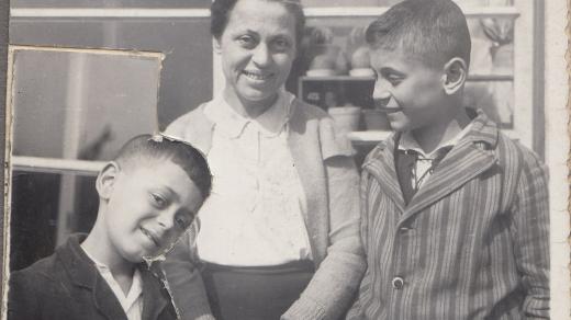 Asaf se starším bratrem Rubenem a maminkou v roce 1937