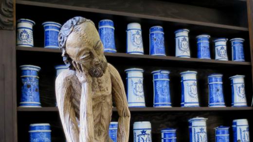 Součástí choltické barokní lékárny byla kdysi i tato dřevěná plastika, symbolizující Nemoc