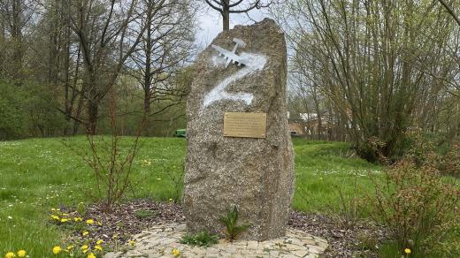 Pomník, který už dvakrát poškodili vandalové, Polná zatím hlídat nenechá