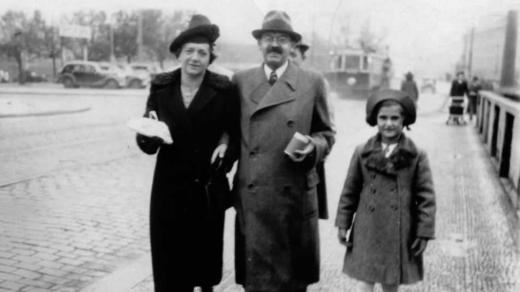 Eva Landová, později Merová, s rodiči v roce 1937