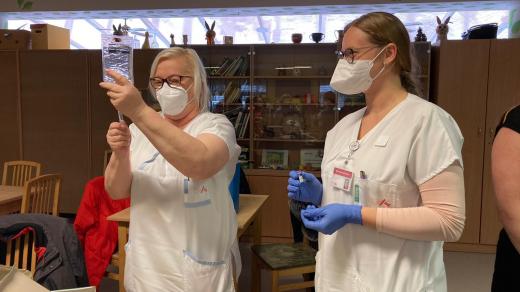Mobilní vakcinační tým z Fakultní nemocnice u sv. Anny očkuje ve Velkých Opatovicích