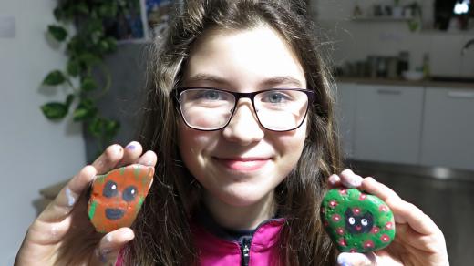 Jedenáctiletá Anežka věří, že její malované kamíny nálezce potěší