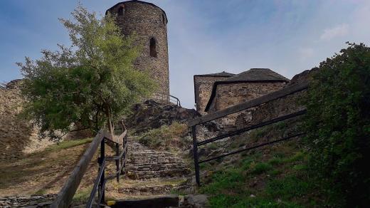 Hradní věž s původním vchodem