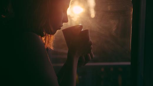 Dívka, mladá žena, okno, šálek, hrnek, čaj, tma (ilustrační foto)