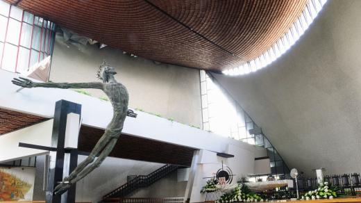 Socha ukřižovaného Krista sochaře Bronislava Chromeho v krakovském kostele ve čtvrti Nowa Huta