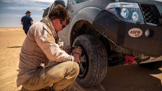 Expedice Z101, servis auta George v poušti Sahara