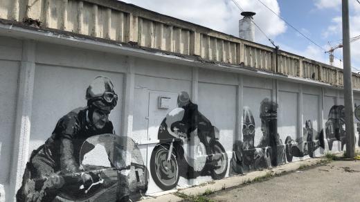 Na historii světového závodiště upozorňuje graffiti na sto metrů dlouhé zdi tehdejšího depa