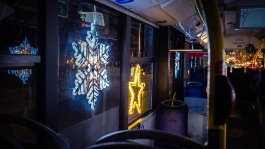 Vánoční trolejbus v ulicích Pardubic