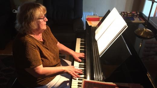 Varhany sice paní Libuše doma nemá, ale na piano si občas ráda zahraje