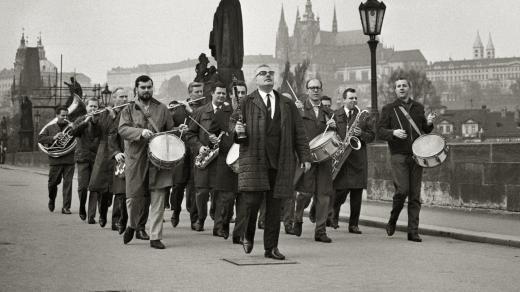 Orchestr Karla Krautgartnera pochoduje přes Karlův most v Praze při natáčení západoněmecké televize, Karel Krautgartner v popředí, 1966