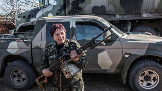 Donbas, Ukrajina (A female fighter with the Donbas Battalion unloads weapons from a truck in eastern Ukraine)