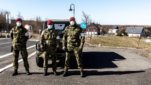 Armáda a policie střeží česko-německý hraniční přechod Cínovec-Zinnwald na Teplicku