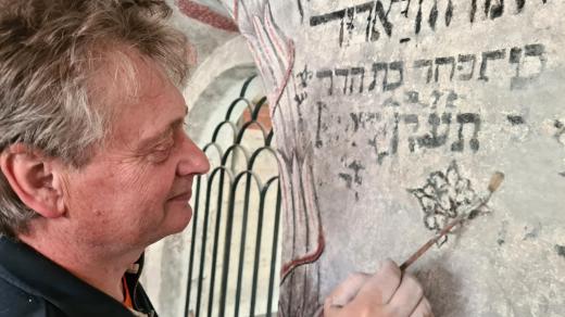 Restaurátor Pavel Procházka obnovuje malby v klenbě staré synagogy ve Velkém Meziříčí