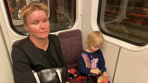 Nevidomá Alena s dcerou Šarlotou v pražském metru