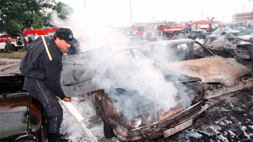 Zničená auta na sídlišti Vltava v Českých Budějovicích po srážce dvou stíhaček 8. června 1998