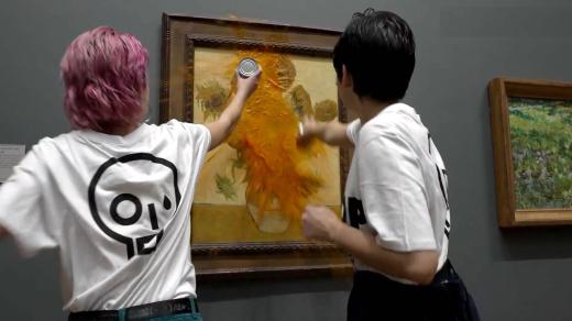 Aktivistky v Londýně nejprve polily obraz rajčatovou polévkou a pak se přilepily ke stěně