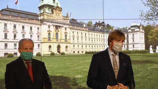 Ministr zdravotnictví Adam Vojtěch (vpravo) a jeho náměstek Roman Prymula na tiskové konferenci po jednání vlády
