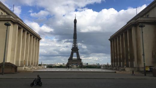 Eiffelovu věž si prohlížejí pouze místní. Okolo jezdí děti na kolech a koloběžkách