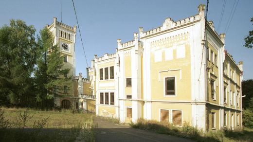 Novogotický zámek Býchory s rozlehlým parkem