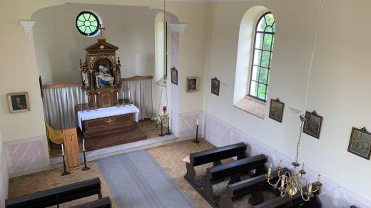 Skončila oprava kaple Panny Marie Bolestné v Semechnicích, včetně starého harmonia včetně