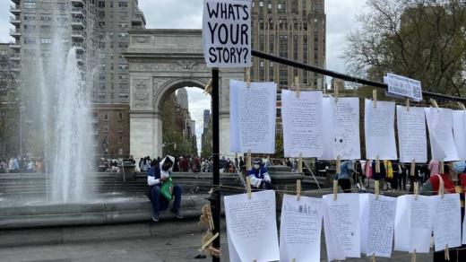 Prádelní šňůry v New Yorku, na které můžou lidé kolíčky připnout papír se svým příběhem