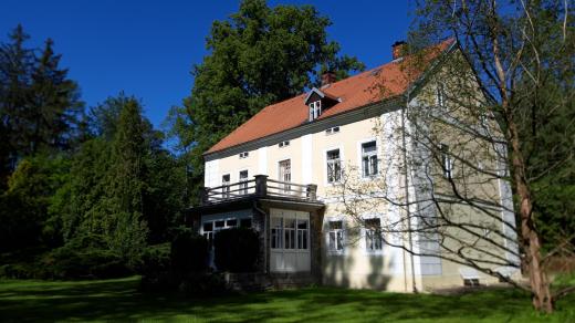 Doživotní užívání domu u rybníka Strž, kde sídlí Památník Karla Čapka, bylo svatebním darem Karlu Čapkovi a Olze Scheinpflugové