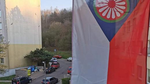 Česká vlajka doplněná o romský symbol vyvěšená na sídlišti v Ústí nad Labem (duben 2021)
