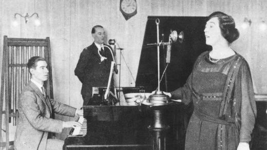 První dny vysílání stanice BBC: duet Olive Sturgessové a Johna Huntingdona v budově BBC Marconi House (1922)