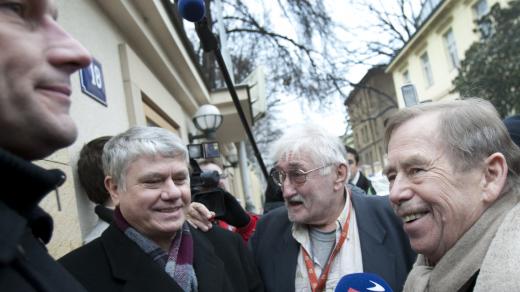 Václav Malý Pavel Landovský a Václav Havel před Čínským velvyslanectvím v Praze v roce 2010