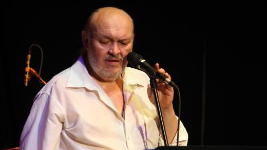 František Segrado zpívá i šansony Hapky a Horáčka 