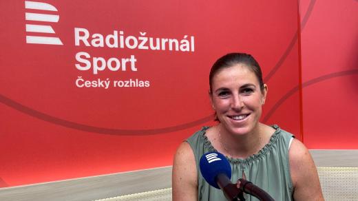 Zuzana Hejnová ve studiu Radiožurnálu Sport