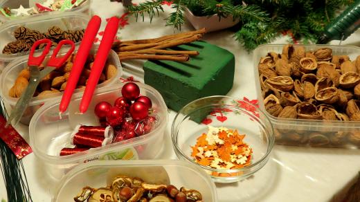 Přírodniny a ozdoby na výrobu vánočních dekorací