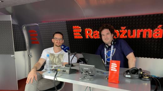 Bývalý hokejista Patrik Eliáš (vlevo) v airstreamu Radiožurnálu Sport