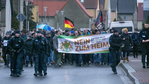 Demonstrace proti plánovanému ubytování migrantů v severosaské obci Strelln nedaleko Lipska