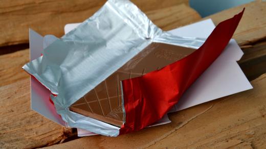 V Lahovicích čokoládu ručně balí, kousek po kousku