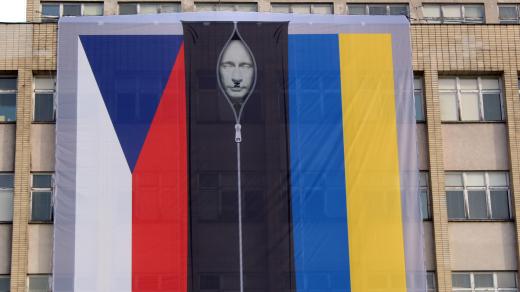 Na budově ministerstva vnitra ČR na Letné visela česká a ukrajinská vlajka, mezi nimi je umístěna podobizna ruského prezidenta Vladimira Putina ve vaku na mrtvoly