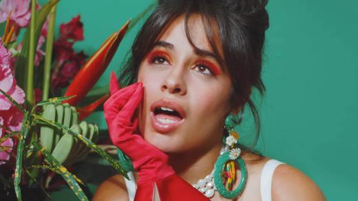 Camila Cabello ve videoklipu k písni Don´t Go Yet