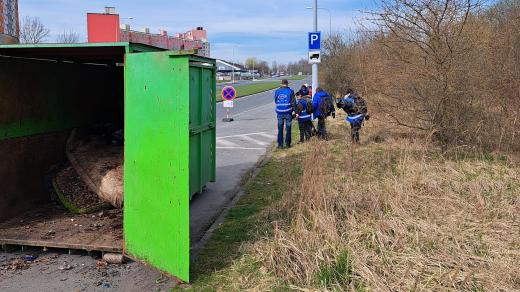 Spolek K srdci pomáhá uklízet město