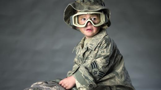 dítě ve vojenském