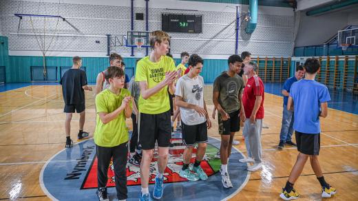 Trenér basketbalu Michal Franěk se svými svěřenci