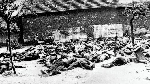 V noci z 9. na 10. června 1942 byly Lidice obklíčeny, všichni dospělí muži soustředěni v Horákově statku a ženy s dětmi v budově školy, odkud byly převezeny do Kladna. V časných ranních hodinách zahájili Němci vraždění 173 lidických mužů