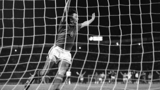 Antonín Panenka se raduje z vítězného gólu na mistrovství Evropy ve fotbale v Bělehradě 1976