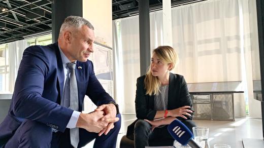 Redaktorka Anna Košlerová v rozhovoru s Vitalijem Kličkem, starostou Kyjeva