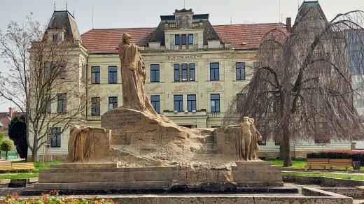 Monumentální Husův pomník v Hořicích od Ladislava Šalouna má za sebou náročné restaurování