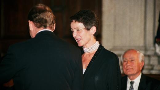 Věra Kunderová převzala vyznamenání za svého manžela Milana Kunderu - Medaili Za zásluhy. Archivní snímek z roku 1995
