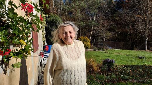 Pětaosmdesátiletá Květoslava chce zůstat v rodném domě, zálohy na elektriku ale přesahují polovinu jejího důchodu