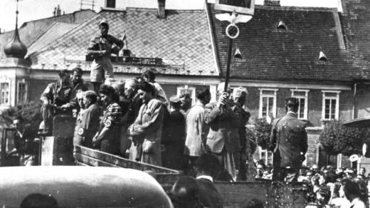 Výřez z dobové černobílé fotografie zachycující německé kolaboranty na korbě nákladního automobilu na Masarykově náměstí v Jindřichově Hradci 13. května 1945