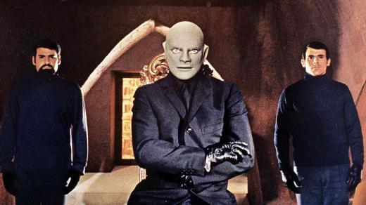 Jean Marais (uprostřed) v titulní roli filmové krimikomedie Fantomas kontra Scotland Yard (1966)