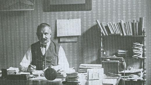Vrchní policejní rada Josef Vaňásek ve své kanceláři