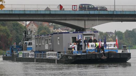 Loď, která připlouvá do přístavu v polském městě Krapkowice, propaguje stavbu vodního kanálu Odra-Dunaj-Labe